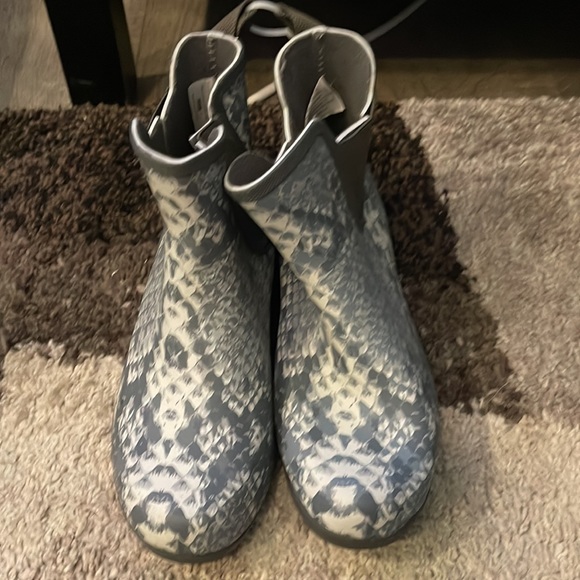 NWOT: Chooka Gray Snake Skin Water proof Boots size 6 - Picture 2 of 5